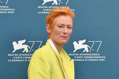 Tilda Swinton posa para los fotógrafos en la presentación de La voz humana; la actriz, de 59 años, actualmente filma Pinocchio junto a Guillermo del Toro