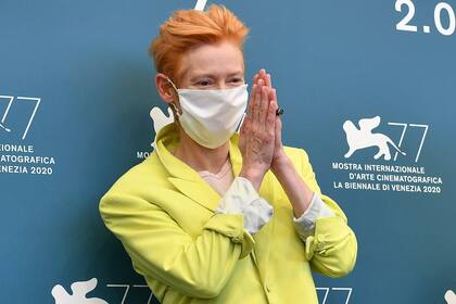 La actriz británica Tilda Swinton, con una máscara facial, se llevó ayer el León de Oro a la trayectora en el festival
