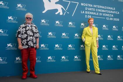 La actriz británica Tilda Swinton y el director español Pedro Almodóvar asisten a un photocall de la película "La voz humana" presentada fuera de competencia el segundo día del 77 ° Festival de Cine de Venecia, el 3 de septiembre de 2020 en el Lido de Venecia.