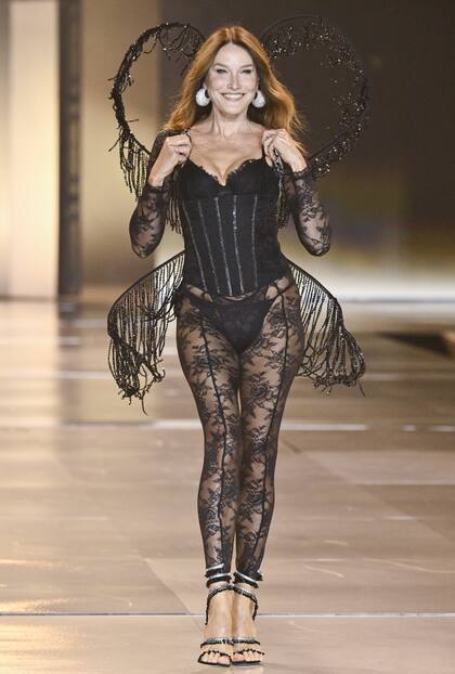 La actriz, cantante y exprimera dama francesa Carla Bruni fue otra de las grandes atracciones de la noche