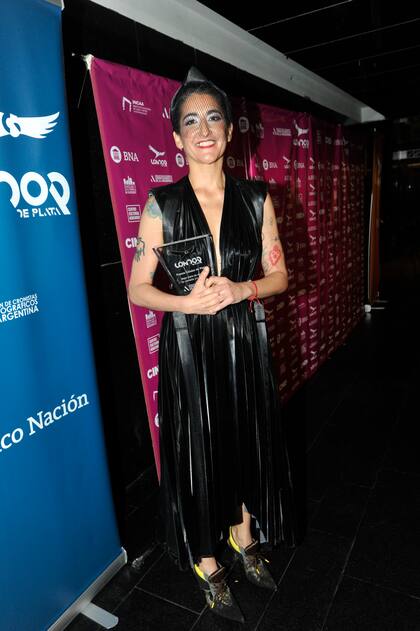 La actriz, cantante y humorista Charo López posó entusiasmada con su galardón a mejor actriz de reparto por su participación en División Palermo