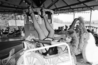 La actriz, caracterizada como una stripper, posa en un carrusel, en una fotografía tomada en julio de 1975