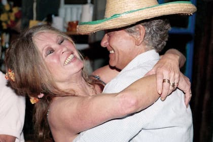 La actriz celebrando su aniversario con Bernard d’Ormale, su cuarto marido, el 14 de agosto de 1997