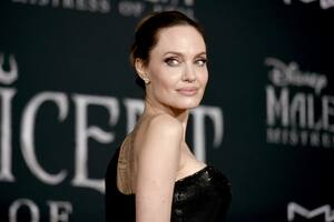 Angelina Jolie festejó sus 46 años rodeada y agasajada por sus hijos