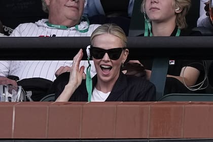 La actriz Charlize Theron disfruta de un punto del español Carlos Alcaraz durante la semifinal del partido que le ganó al italiano Jannik Sinner en el Masters 1000 de Indian Wells