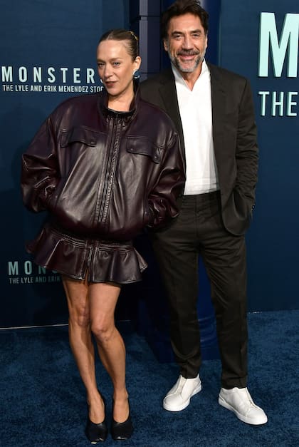 La actriz Chloe Sevigny sorprendió con su look para una alfombra roja: lució una especie de campera/vestido de cuero que dejó al descubierto sus piernas. Javier Bardem, por su lado, combinó un traje marrón con una original camisa blanca y unas impolutas zapatillas urbanas a tono