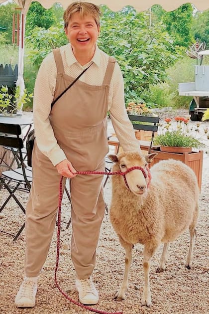 La actriz con una de sus ovejas, a las que saca a pastar. Creó un fondo de becas en la Parsons School of Design para que los estudiantes investiguen y creen productos con lana de ovejas de razas ancestrales en sus colecciones
