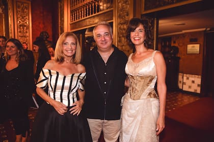 La actriz Cristina Alberó, junto a Gonzalo Demaría, director del Teatro Nacional Cervantes, y Carolina Petroni de Bereciartua