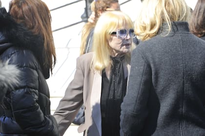 La actriz Cristina del Valle, cuñada de Alfredo Cahe, en la despedida al médico, en el Cementerio de Chacarita