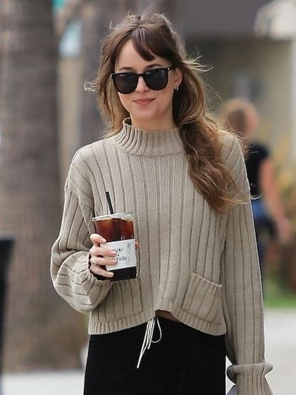 La actriz de "50 sombras de Grey" confesó que cuando menstrúa le duelen mucho los pechos y que no la pasa nada bien.