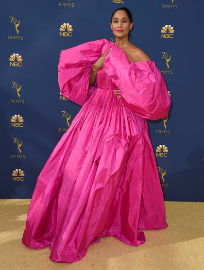 La actriz de Black-ish, Tracee Ellis Ross, desfiló por la alfombra dorada con una creación de Valentino, en un color que no pasó inadvertido: shock pink