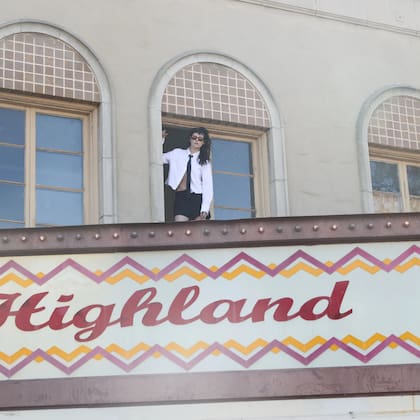 La actriz de Crepúsculo desde la ventana del histórico Highland Theater