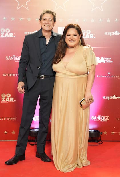 La actriz de En el barro, Romina Escobar, optó por un vestido en tono nude