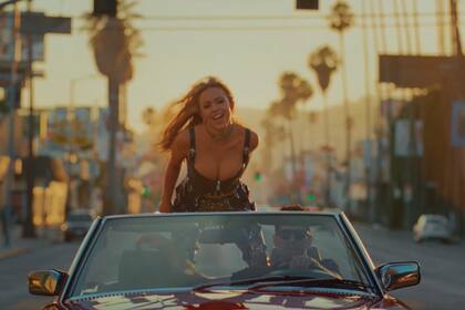 La actriz de Euphoria, Sydney Sweeney, en el video de "Angry", la primera canción del nuevo disco que estrenaron los Rolling Stones