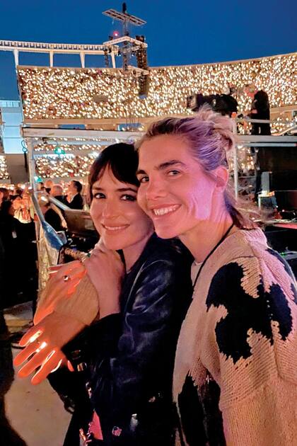 La actriz de Hollywood y Delfina Blaquier, muy compinches en uno de
los shows de Coldplay en River.