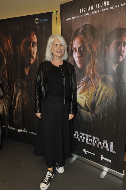 La actriz de la más reciente versión teatral de Made in Lanús optó por un outfit total black, que acompañó por unas cancheras zapatillas de lona