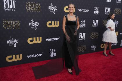 La actriz de Lecciones de química, Brie Larson, sorprendió con un vestido negro con transparencias de Prada