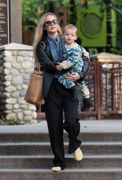 La actriz de paseo con su hijo Cy