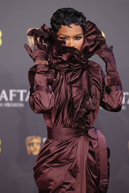 La actriz de Una batalla tras otra, Teyana Taylor, con un lookazo creado por Daniel Lee, de Burberry: un trench con un cuello teatral y muchos pliegues. El accesorio: un broche de Tiffany