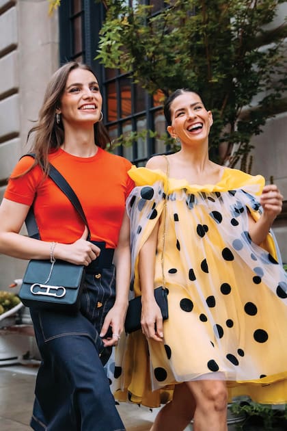 La actriz e influencer, hermana del actor chileno, junto a la argentina China Suárez en el desfile de Carolina Herrera de octubre de 2022.