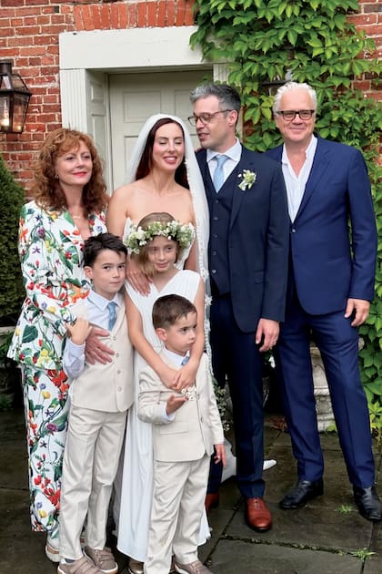 La actriz e influencer junto a su madre, sus hijos, su marido y el actor Tim Robbins, ex pareja de Sarandon que crio a Eva durante veinte años.
