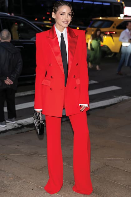 La actriz e influencer neoyorquina Olivia Palermo eligió un look masculino de traje con saco cruzado y solapas de satén rojo