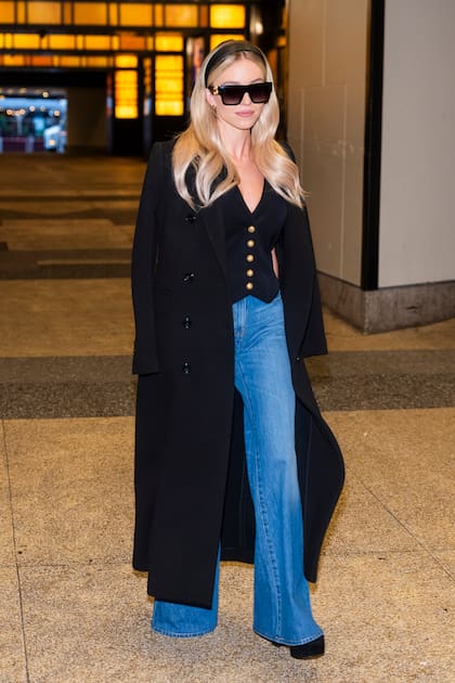 La actriz eligió un look casual para pasear por Nueva York, con un chaleco negro con botones dorados de Balmain y jeans, zapatos de plataforma lentes oscuros de Miu Miu.