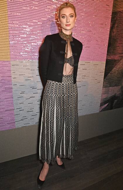 La actriz Elizabeth Debicki –que interpretó a Lady Di en la última temporada de The Crown– lució una camisa semitransparente con falda tableada y completó su look con una chaqueta corta.