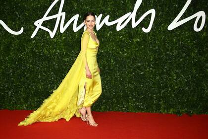 La actriz Emilia Clarke en amarillo total