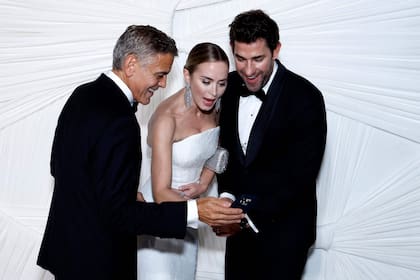 La actriz Emily Blunt y su marido, el actor John Krasinski, también dijeron presente; los invitados se sacaron selfies con Clooney y luego, muy risueños, chequearon el resultado