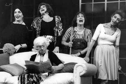 La actriz en 1993 en el escenario con la puesta Ex-estrellas junto a Nelly Prono, Carmen Vallejos, Zulma Faiad y Perla Santalla
