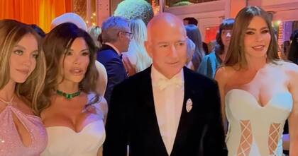 La actriz en la boda de Bezos y Sánchez, junto con Sofía Vergara