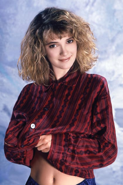 La actriz en una sesión de fotos en Los Ángeles en 1986 y en Beetlejuice, la película que la convirtió en estrella. 