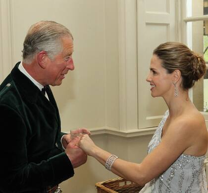 La actriz es habitué de galas y eventos que reúnen a la alta sociedad europea, como lo prueba la foto de su encuentro con Carlos de Inglaterra cuando era príncipe.