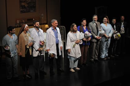 La actriz está acompañada por Fabio Aste, Mirta Wons, Fernando Cuellar, Luis Porzio, Tania Marioni, Jorge Almada y Morena Prereyra, un ecléctico grupo de intérpretes comandado por Mariano Dossena, director del espectáculo