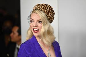 La actriz estadounidense Anya Taylor-Joy asiste a los CFDA Fashion Awards 2021 en The Pool + The Grill el 10 de noviembre de 2021 en la Ciudad de Nueva York.