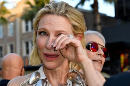 La actriz estadounidense-australiana Cate Blanchett, tentada durante su paso por la alfombra roja del evento especial para fans de Borderlands que se realizó en el Teatro Chino TCL en Hollywood. La célebre actriz no pudo evitar la risa frente a las monerías de su colega y compañero de elenco, Jack Black