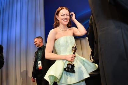 La actriz estadounidense Emma Stone al recibir su segunda estatuilla de la Academia en los Premios Oscar