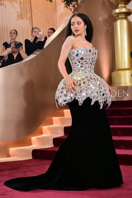 La actriz estadounidense llevó un vestido vanguardista con efecto mosaico de espejos de Louis Vuitton, durante los Globos de Oro 2026
(Foto de Frederic J. Brown / AFP)