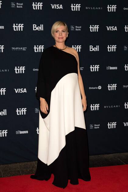 La actriz estadounidense Michelle Williams llega para el estreno de The Fabelmans durante el Festival Internacional de Cine de Toronto