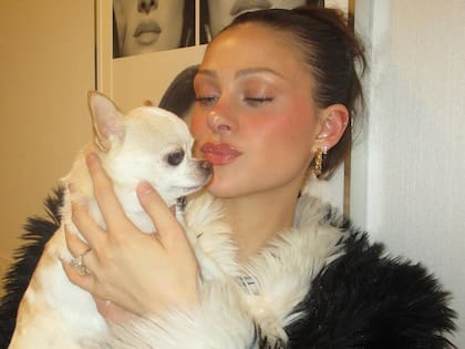 La actriz estadounidense Nicola Anne Peltz denunció a través de las redes sociales que su perra falleció tras una sesión de aseo