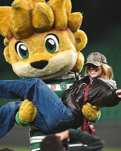 La actriz estadounidense tuvo un divertido intercambio con la mascota del equipo