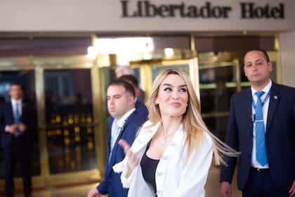 La actriz Fátima Florez sale del hotel Libertador hacia el Congreso de la Nación para la asunción de Javier Milei