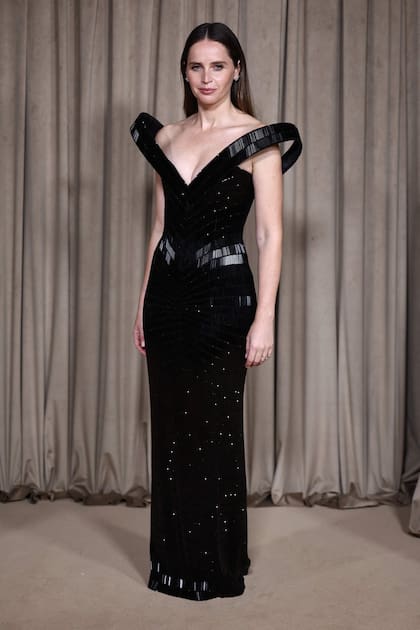 La actriz Felicity Jones eligió un diseño de corte innovador