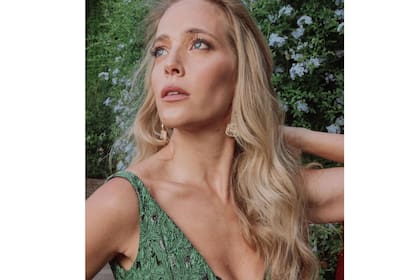 La actriz finalizó su look con accesorios en dorado, plateado y brillantes