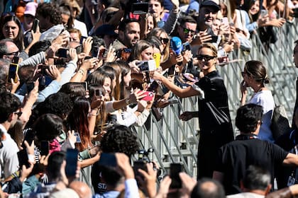 La actriz firmó autógrafos y saludó a sus fans en la alfombra roja de San Sebastián