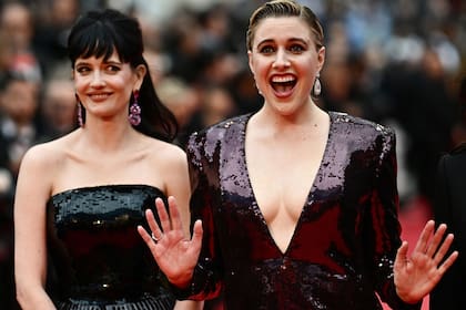 La actriz francesa Eva Green y la directora estadounidense Greta Gerwig se motraron muy divertidas durante su llegada a la ceremonia de apertura de la edición número 77 del Festival de Cannes. Las dos mujeres forman parte del jurado del evento