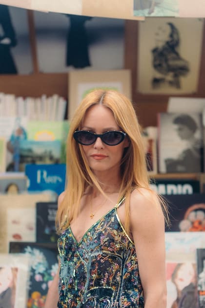 La actriz francesa Vanessa Paradis en el desfile de Chanel. La maison la eligió como imagen de su línea de bolsos y carteras, por lo que Vanessa reemplazará a la cantante británica Lily Allen