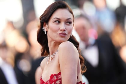 La actriz franco-ucraniana Olga Kurylenko también jugó con las cámaras en la alfombra roja, antes del estreno mundial de Karma