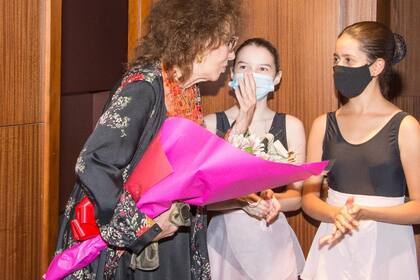 La actriz fue felicitada y recibió un bello ramo de flores (Imagen: gentileza Paula Pazos)